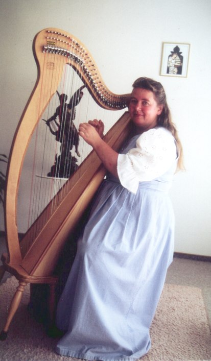 Pia de Jong mit Harfe